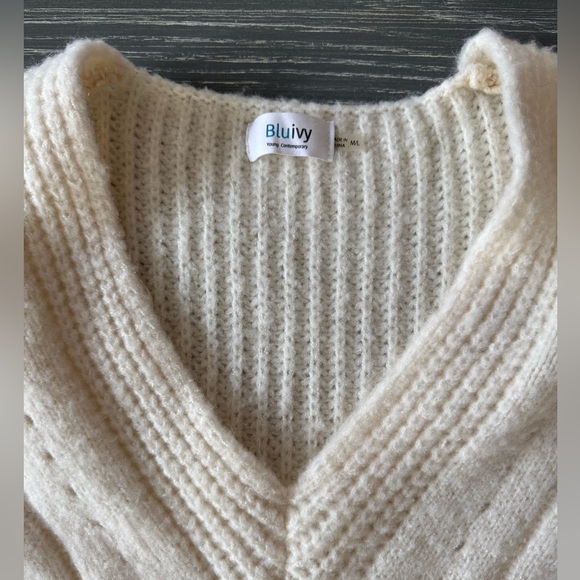 NWOT. Bluivy White Sweater. Size M/L. - Picture 4 of 4